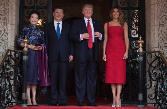 Taip atrodė Melania Trump, lydėdama vyrą sutikti Kinijos prezidentą 