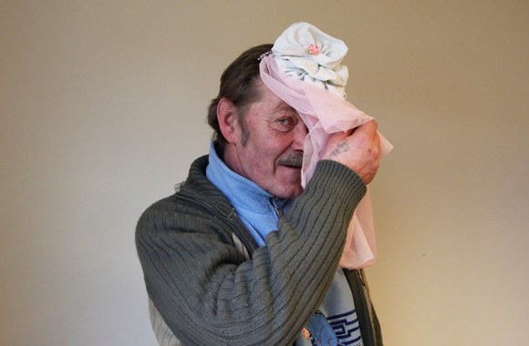 Spektaklio „Feast Fashion“ aktoriai vilkės benamių kurtus kostiumus