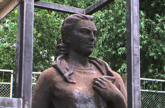 zaliojo-tilto-skulpturos-stovi-grindos-teritorijos-kampe