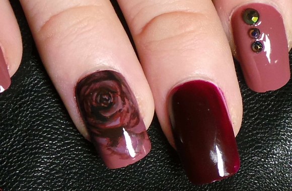elegantiskas-manikuras-marsala-spalvos-nagu-laku