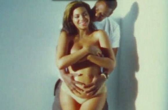 Beyonce paviešino nuotrauką, kurioje ji užfiksuota besilaukianti dukters Blue Ivy