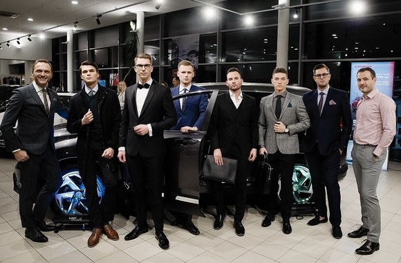 Automobilių salone pristatyta drabužių kolekcija vyrams
