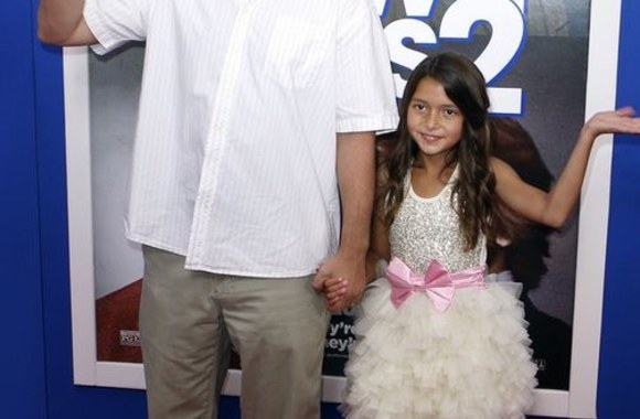 Adamas Sandleris su mažąja aktore Alexys Nycole Sanchez