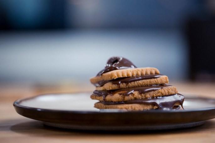 Šokoladinė lazdyno riešutų užtepėlė su bretoniškais sausainiais