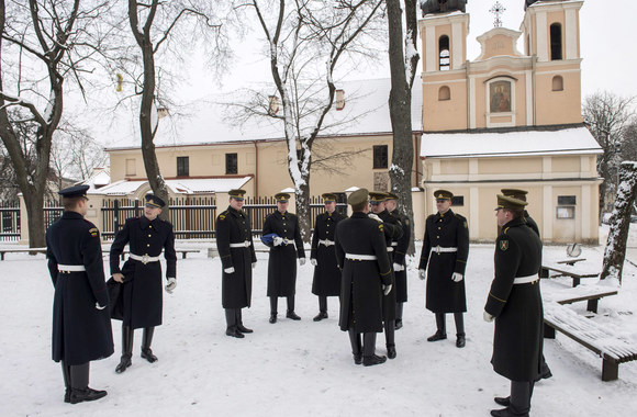 Tradicinės vėliavos pakėlimo ceremonijos akimirka
