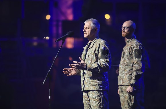 Bronzinė kario statulėlė už ypatingą drąsą įteikta būsimam karininkui/I. Budzeikaitės nuotr.