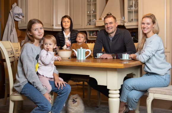 Robertas Javtokas su šeima / Projekto partnerio nuotr.