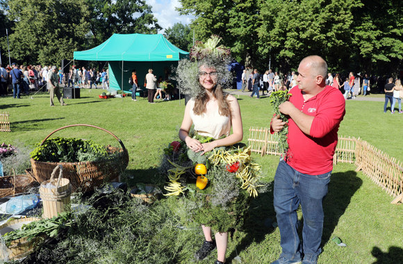 Suknelių iš augalų ir daržovių kūrimo akimirka