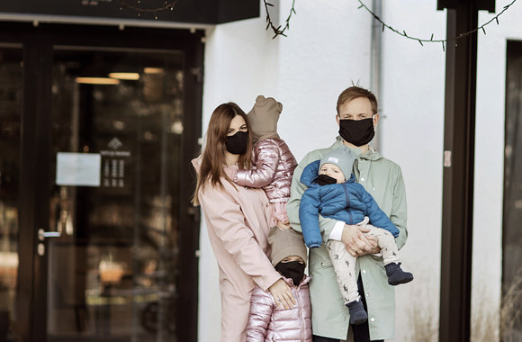 Laura ir Šarūnas Mazalai projekte apie karantino laikotarpį/„Razauskai Media“ nuotr.