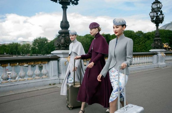 Kinijos oro kompanijai „Hainan Airlines“  uniformą sukūrė dizaineris Laurence Xu