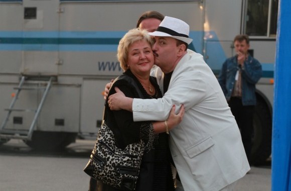 Kristina Brazauskienė su dainininku Simonu Donskovu.