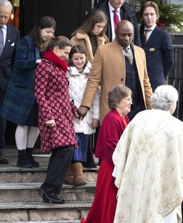 Pirmasis viešas pasirodymas šalia karališkosios šeimos: Märtha Louise, Durekas Verrettas ir princesės dukros po kalėdinių pamaldų Osle / VIDA PESS nuotrauka