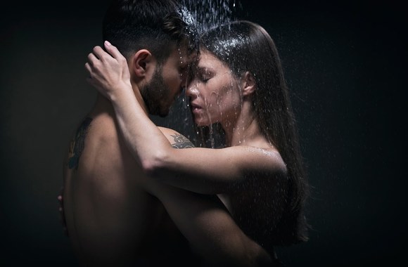 vaidas-baumila-ant-masinos-stogo