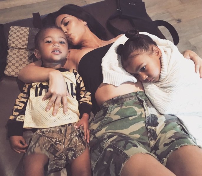 Kim Kardashian su vaikais North West ir Saintu Westu / „Instagram“ nuotr.