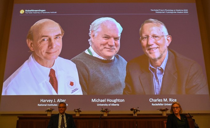 Nobelio premijos laureatai – Harvey Alteris, Britonas Michaelas Houghtonas ir Charlesas Riceás / „Scanpix“ nuotr.
