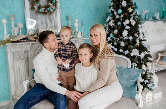 Agnė ir Deividas Basčiai su vaikas įsiamžino šventinėje fotosesijoje/Agnės Krušinskienės nuotr.