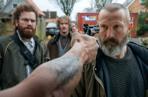 Nicolas Bro, Larsas Brygmannas ir Madsas Mikkelsenas filme „Riders of Justice“ – tragikomiškame, kupiname netikėtumų juodosios komedijos, trilerio ir dramos kokteilyje / Rolf Konow nuotrauka