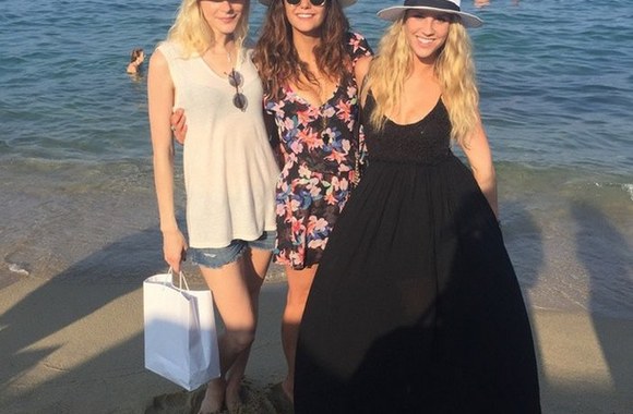 Nina Dobrev su draugėmis