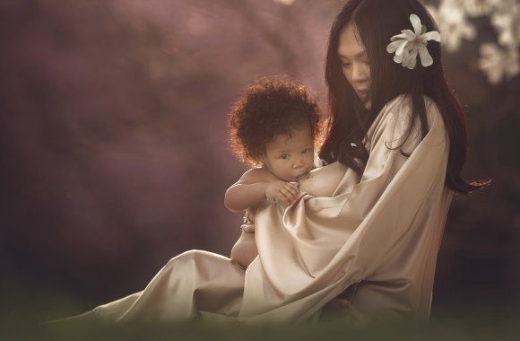 Ivetos Ivens fotografijų ciklo „Žindančios Deivės“ nuotrauka.