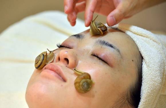 Sraigės ant moters veido