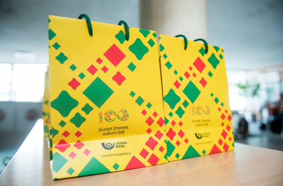 „Tautiška giesmės“ iniciatoriai pristatė pašto ženklų liniją „Pasaulio Lietuva“