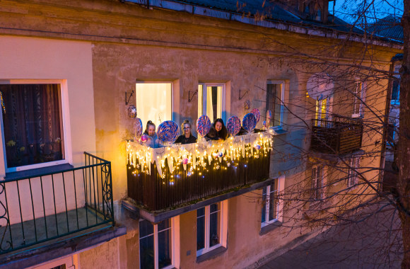 Vilniečiai įžiebia Kalėdų papuošimus balkonuose / Ado Vasiliausko nuotr.