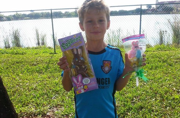 Erikos Santos sūnus su dovanėlėmis