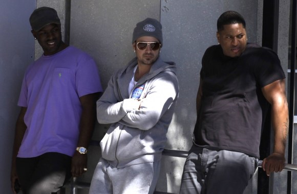 Justino Bieberio tėvas Jeremy Bieberis (centre)