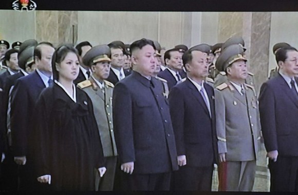 Kim Jong-Unas (centre) su žmona Ri Sol-Ju