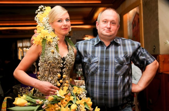 Floristas Modestas Vasiliauskas kauniečius stebino gėlių suknele