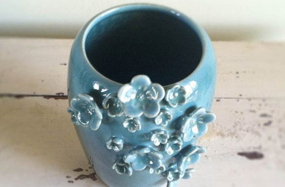 Mėlyna vaza puošta nedidukėmis dailiomis gėlytėmis puikiai atrodys vasaros kontekste. Tik įsivaizduokite joje ryškiai geltonas gėles... 