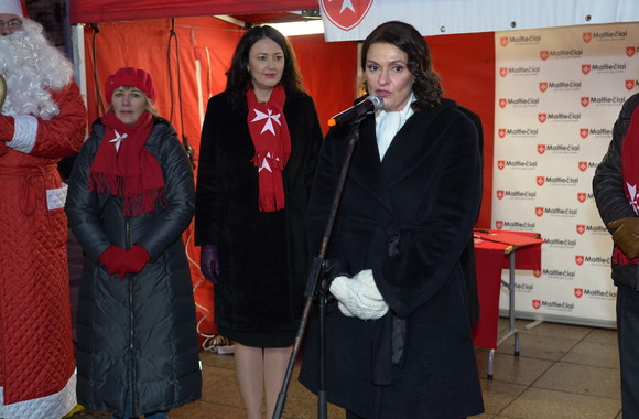 Diana Nausėdienė su Valdu Adamkumi pilstė „Maltiečių sriubą“/LR Prezidento kanceliarijos nuotr.