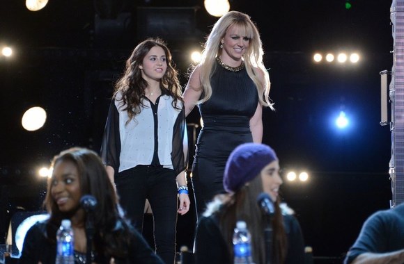 Britney Spears (dešinėje) su „X Factor“ projekto finaliste Carly Rose Sonenclar