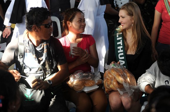 Monika Šereckytė bendrauja su nukentėjusiais per taifūną Haiyan.