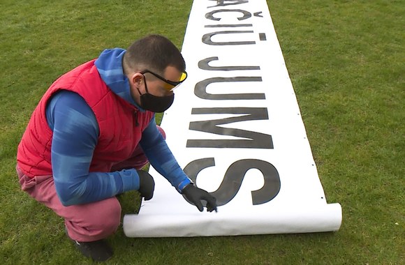 Karolis Sakalauskas meilę žmonai deklaruojantį plakatą pakeitė padėka medikams/LNK nuotr.