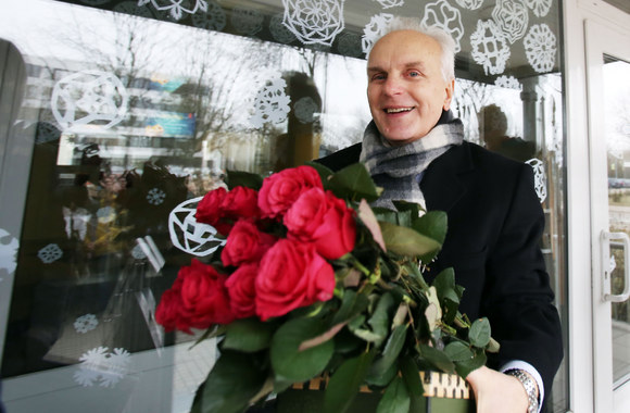 Kauno technologijos universiteto gimnazijos direktoriaus pareigas 2014 metais palikusį profesorių Bronislovą Burgį tuomet išlydėjo gausus auklėtinių būrys / BNS nuotr.