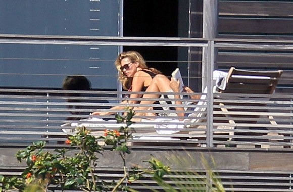 Kate Moss viešbučio balkone