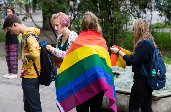 Režisierius Romas Zabarauskas Vilniuje dalijo vaivorykštės spalvos vėliavas
