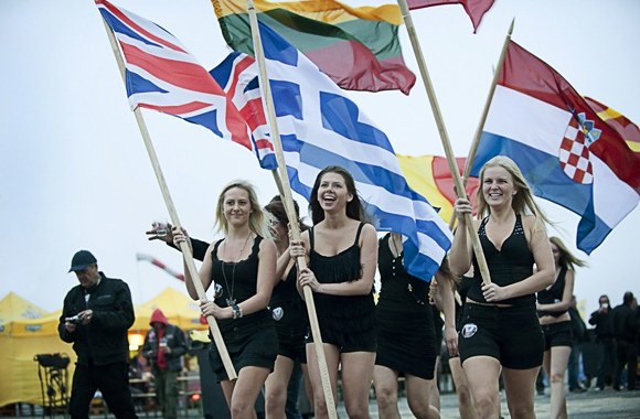 „Tina dance“ merginos neša vėliavas