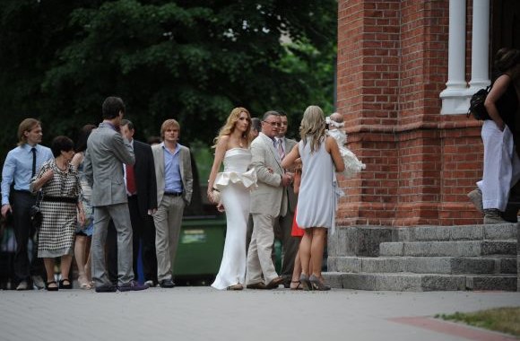 Daina ir Antanas Bosai atvyksta prie bažnyčios.