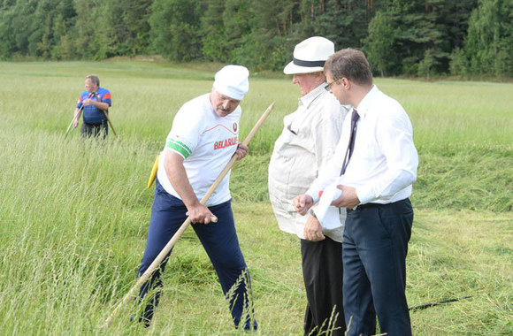 Aleksandras Lukašenka mokė Gerardą Depardieu šienauti