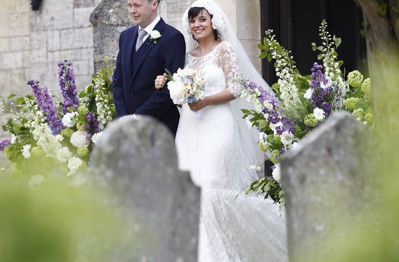 Šeštadienį Anglijos užmiestyje susituokė britų popmuzikos dainininkė Lily Allen ir jos mylimasis Samas Cooperis.