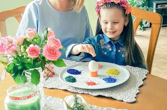 Viktorija Mauručaitė su dukra Angela visuomet Velykoms margina kiaušinius