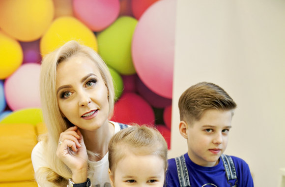 Lina Bražinskaitė-Tupikovskienė įsiamžino fotosesijoje su vaikais/Viktorijos Kuhlins nuotr.