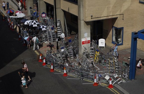 Prie St. Mary's ligoninės įsikūrę žiniasklaidos atstovai. 