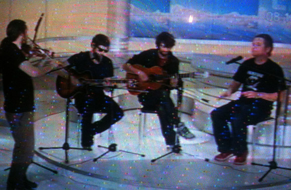 Prancūzų grupės „Les Hurlements D'Léo“ vokalistas tiesioginiame Lietuvos televizijos eteryje demonstravo raudoną žvaigždę.