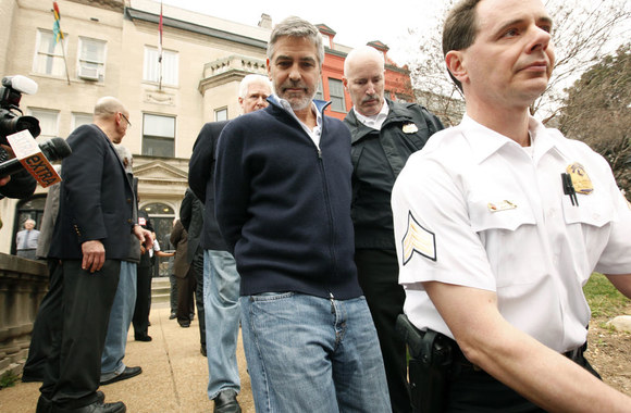 Vašingtone per protesto akciją suimtas George'as Clooney