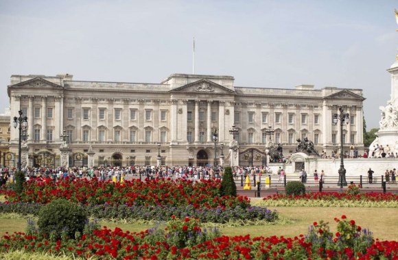 Minios žmonių prie Bakingamo rūmų laukia žinios apie sosto paveldėtojo gimimą.