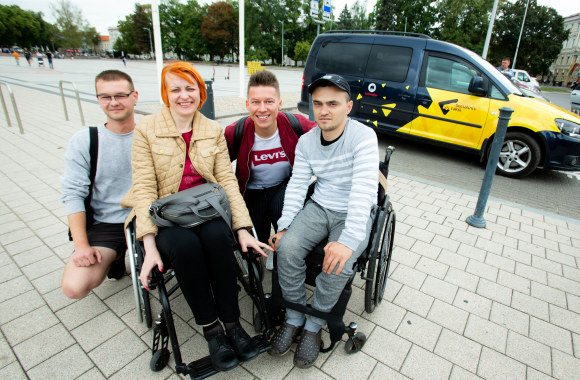 Rimvydas Širvinskas-Makalius tapo socialinio taksi vairuotoju/Gretos Skaraitienės/„ŽMONĖS Foto“ nuotr.