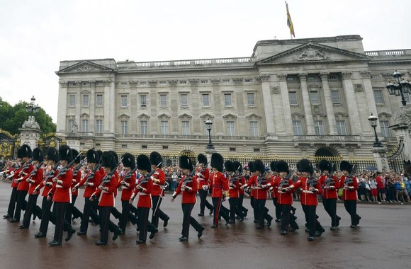 Iškilmingas britų karališkosios sargybos pasikeitimas prie Bakingemo rūmų 
